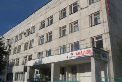 В киевской поликлинике на ребенка упали металлопластиковые двери