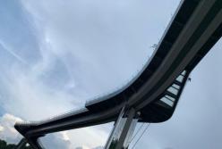 В Киеве вновь разгромили новый стеклянный мост: власти придумали решение