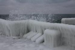 Чорне море покрилося кригою, а під Одесою замерз ​водоспад: вражаючі фото та відео
