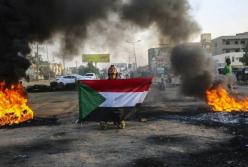 У Судані під час спроби держперевороту загорівся український літак, захоплено склад зі зброєю (відео)