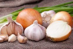 Медики выяснили, какие болезни помогают вылечить лук и чеснок