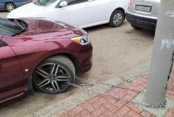 В Киеве автомобиль приковали цепью к столбу