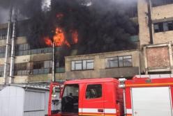 В Черновцах произошел масштабный пожар на фабрике (видео)