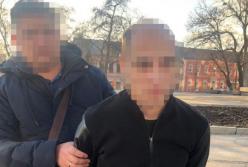 В Запорожье парень с кухонным ножом ограбил кредитный киоск (фото)