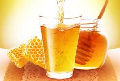 Медики объяснили, зачем долгожители пьют воду с медом натощак