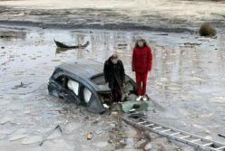 Под Полтавой пьяный водитель на скорости "нырнул" в озеро