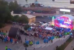 На концерте партии Кернеса в Одессе рухнула металлическая конструкция (видео)