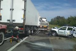 Под Киевом водитель фуры въехал в патрульную машину и в прицеп еще одного грузовика