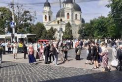 Прихильники московської церкви влаштували справжній погром на території Чернівецького храму (відео)