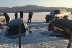 В России 30 машин рыбаков «ушли» под лед (видео)