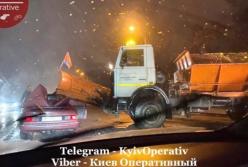В Киеве снегоуборочная машина снесла крышу автомобиля