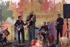 Рюмка водки на столе: российских школьников поздравляли песнями Лепса 