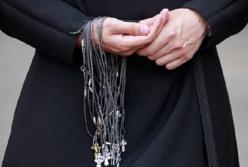 В Киеве мужчина в рясе, собиравший деньги "на храм", напал на женщину (видео)