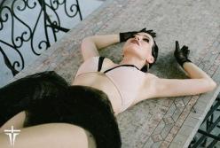 Даша Астафьева позировала топлесс в чулках (фото)