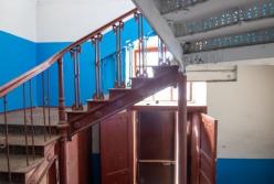 В Киеве после замечания о шуме строитель спустил пожилую женщину с лестницы дома