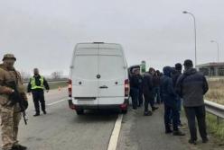 На подъездах в Харьков задержали автобусы с "титушками"