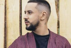 Дима Монатик припал к ногам жены на публике (фото)