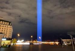 Стоп культурный карантин: небо городов Украины осветили прожекторами (впечатляющие фото)