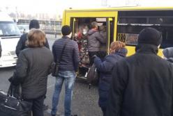 Киев без метро: автобусы и маршрутки переполнены и очереди на остановках (фото)