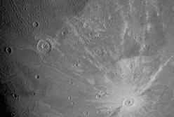Станция «Юнона» показала как выглядит гигантский ледяной спутник Юпитера (фото)