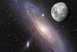 Астрономическая картинка дня: Луна и Туманность Андромеды. Кто больше?