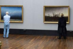 Фотограф годами тайно снимал «правильных» посетителей музея — и вот зачем (фото)