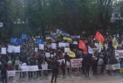 Под Радой снова жарко: Одновременно проходят несколько митингов (фото)