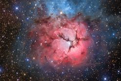 Красивая Трехраздельная туманность космических контрастов