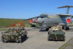 Десантники показали, как швартуют боевую технику на самолеты