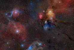 Разноцветные облака звездной системы Змееносца (фото)
