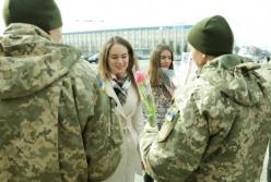 Военные к 8 марта устроили флешмоб в Донецкой и Луганской областях (фото)