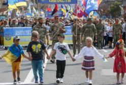 Тысячи людей и дети в колоннах. Как прошел Марш защитников в День Независимости Украины (фото)