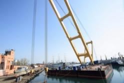 Самый большой плавающий кран Украины очищает военно-морскую гавань в Одессе (фото)