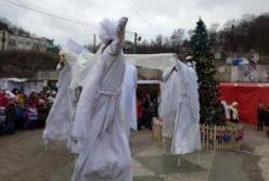 Ходули, конкурсы и дрессированные собаки. Волонтёры устроили Новый год детям-переселенцам (фото)