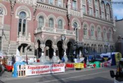 Под Нацбанком появился маленький Майдан, с дровами, кухней и ночующими должниками (фото)