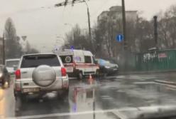 В Киеве произошло ДТП с участием кареты скорой помощи (видео)