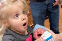 "Как он это делает?!": ужасно смешные братики-сестрички (видео)
