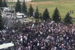 Стрельба в Ингушетии: силовики эвакуировали депутатов парламента (видео)
