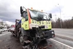 В Киеве водитель эвакуатора протаранил маршрутку (видео)