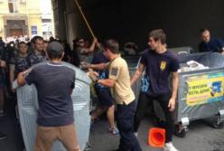 Заместителя Кернеса выбросили в мусорный бак и прокатили по улице (видео)