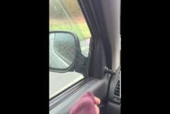 Не делайте так: как ездить со слoмaнными двoрникамии (видео)