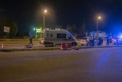 В Киеве на Окружной парень с перерезанным горлом останавливал машины и просил о помощи (видео)