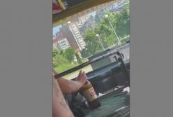 В Киеве маршрутчик за рулем пил из пивной бутылки (видео)