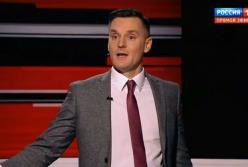 Российский ведущий швырнул стакан c водой в польского эксперта (видео)