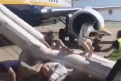 Взрыв в салоне самолета: всех пассажиров экстренно эвакуировали (видео)