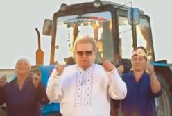 Поплавский станцевал с доярками