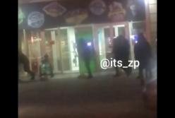 В Запорожье компания молодых людей устроила уличные разборки со стрельбой (видео)