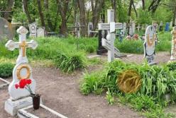 На Полтавщине дети устроили на кладбище вечеринку (видео)