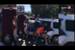 Игроки казанского «Зенита» передвинули машину перед тренировкой (видео)