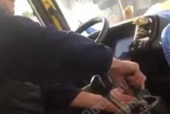 В Киеве водитель ремонтировал маршрутку с пассажирами прямо на ходу (видео)